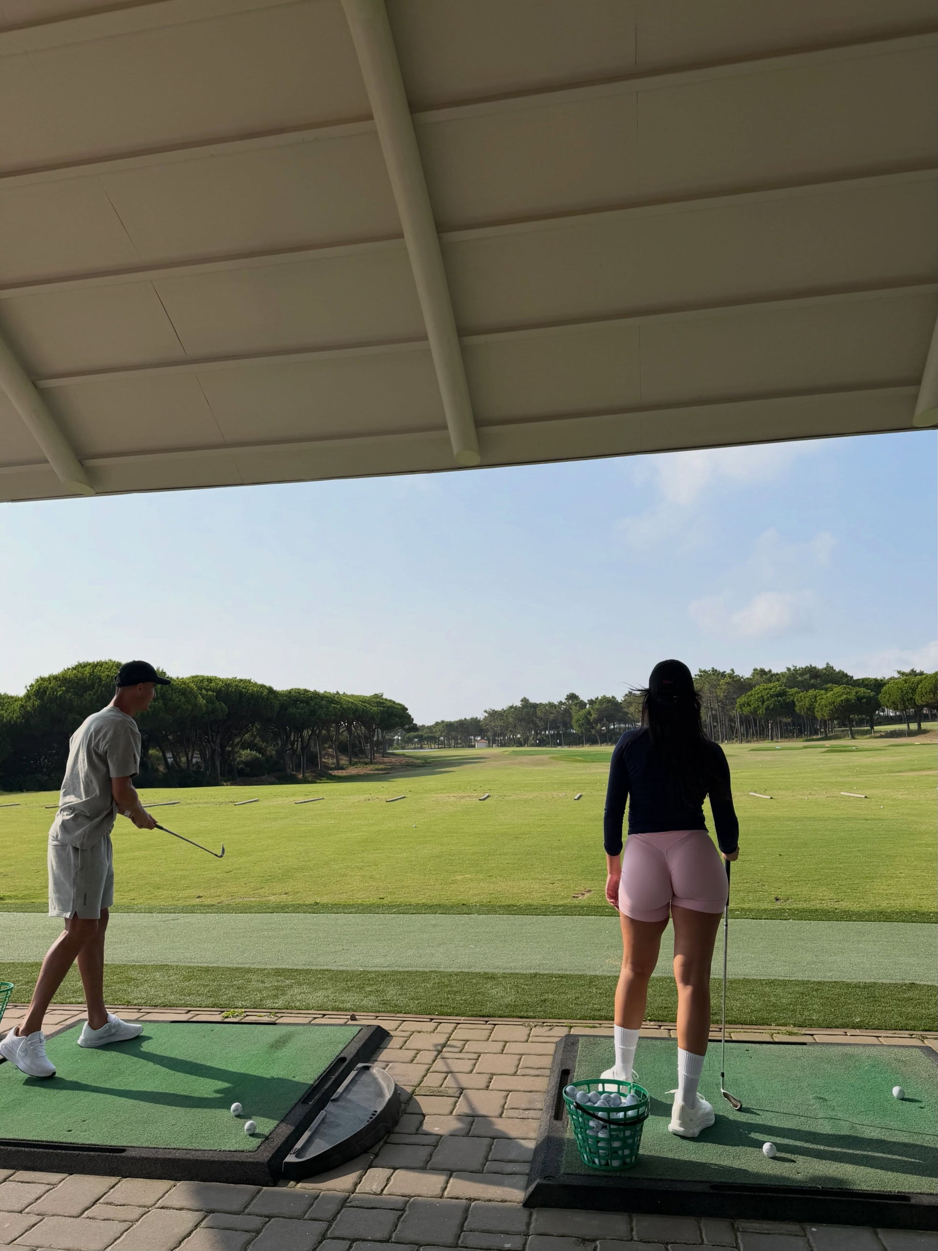 Ronaldo cùng bạn gái và các con chơi môn thể thao nhà giàu, Georgina gây sốt với body nóng bỏng, quyến rũ 