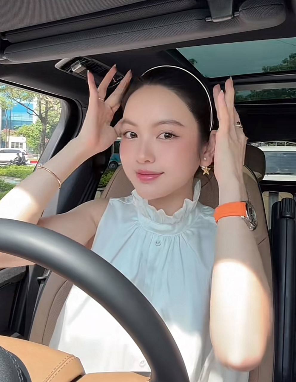 Thanh Huyền đeo thử chiếc bườm chồng tặng (Ảnh: TTNV)