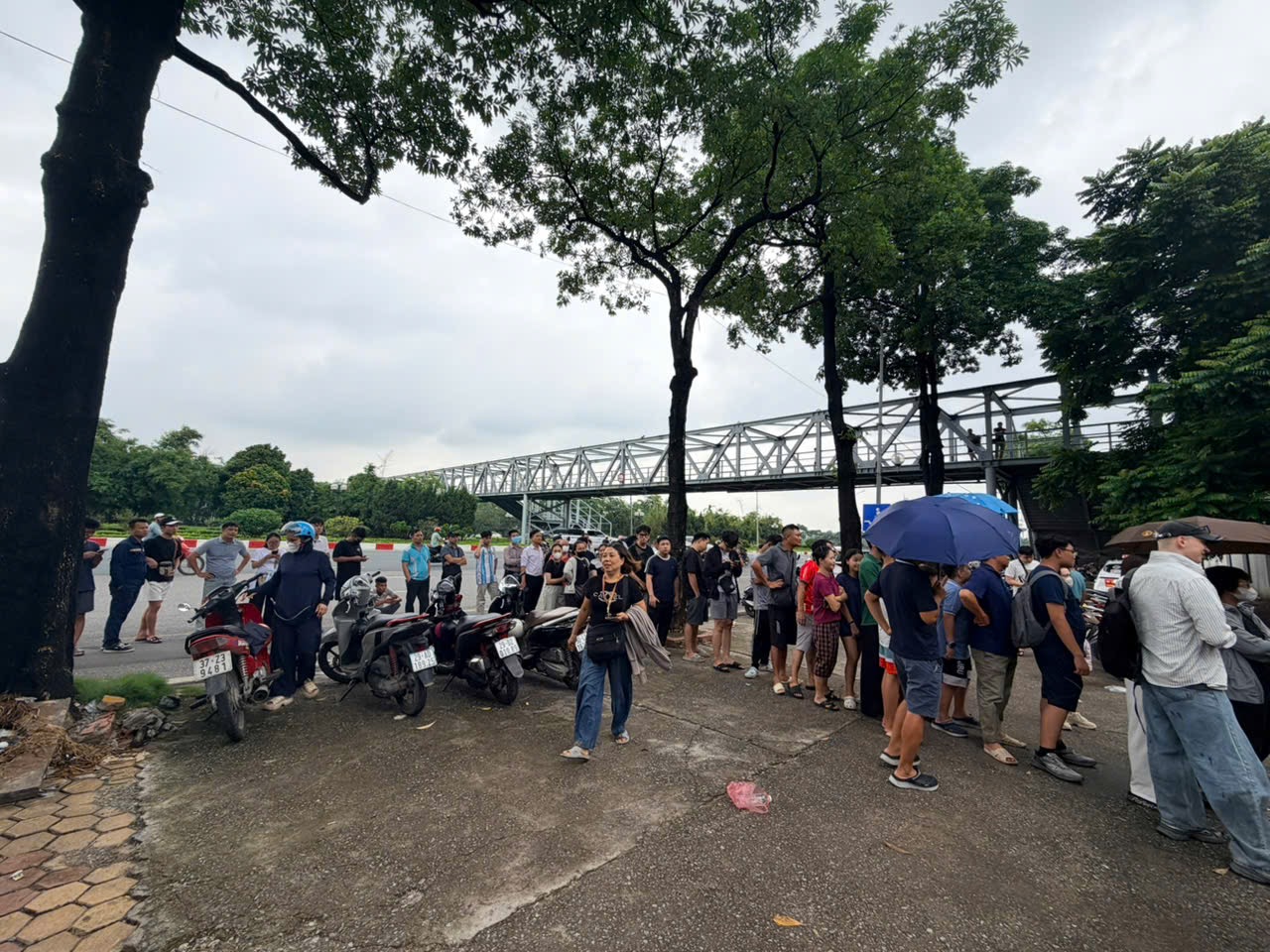 CĐV xếp hàng mua vé (Ảnh: HĐ)