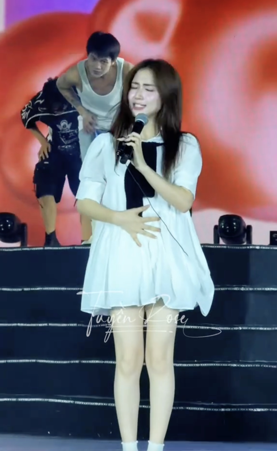 Hoà Minzy bị soi mặc váy thùng thình, đặt tay lên bụng 