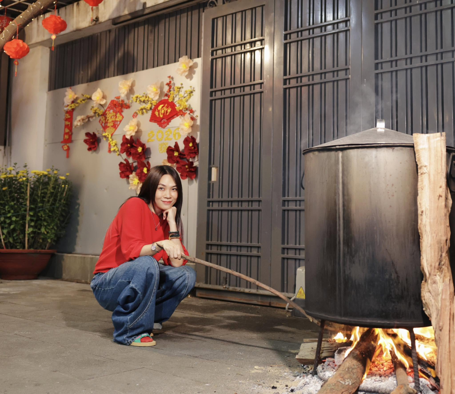Khoảng sân rộng là nơi để nữ ca sĩ nấu bánh mỗi dịp Tết đến