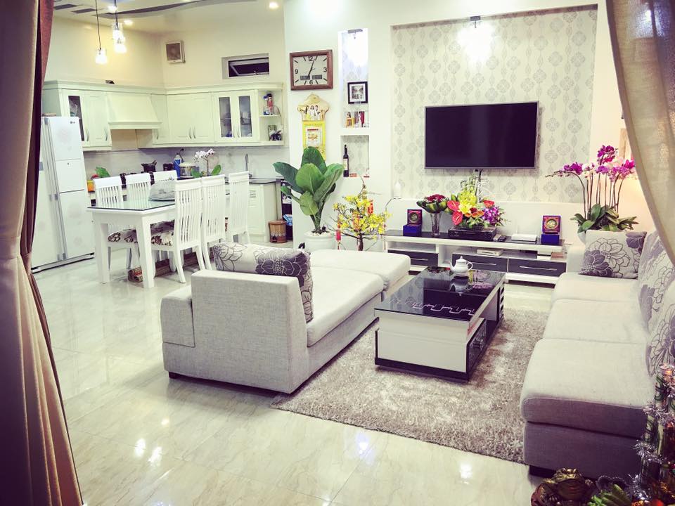 Không gian bên trong nhà rất ấm cúng, từng món nội thất đều đặt ở vị trí phù hợp nên tổng thể gọn gàng 