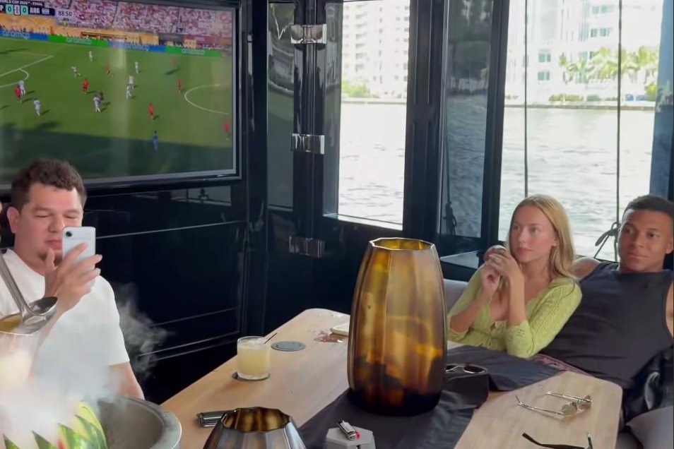 Mbappe và bạn gái dành tọn thời gian cho nhau sau World Cup (Ảnh: Backgrid)