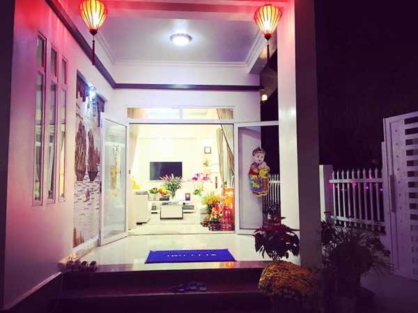 Căn nhà có diện tích rộng, xây dựng theo phong cách hiện đại 