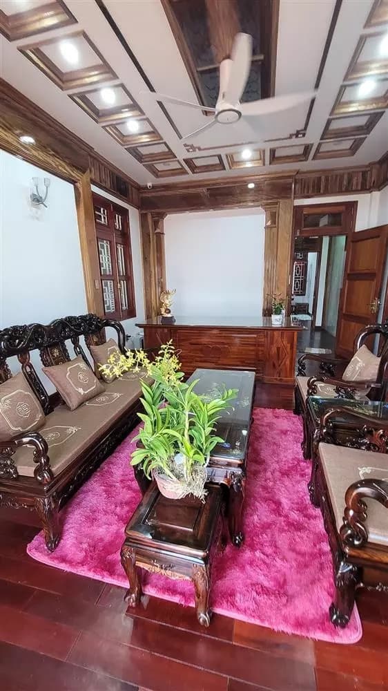 Bên trong ngôi nhà này có nhiều nội thất bằng gỗ 