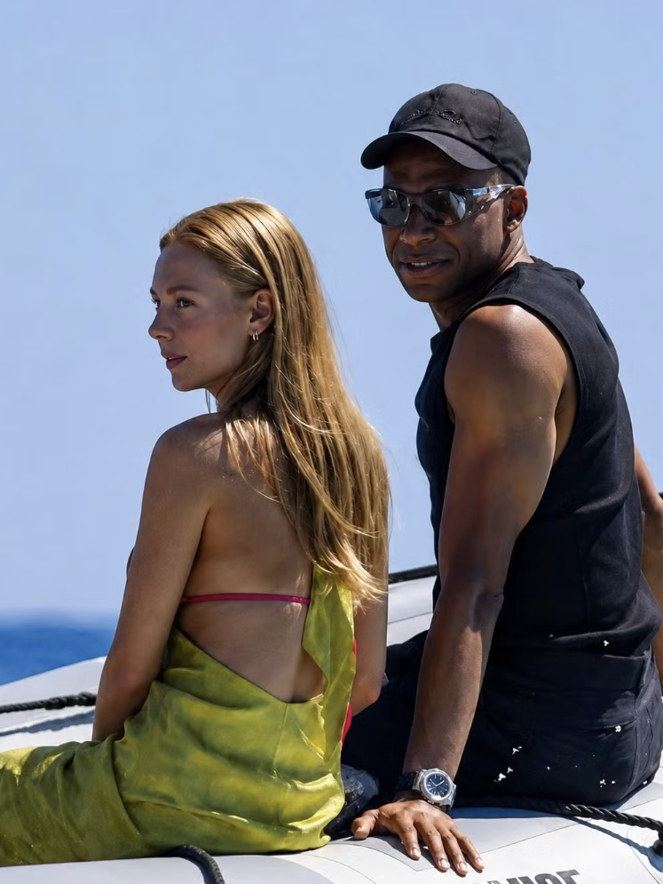 Mbappe cực chiều bạn gái (Ảnh: Backgrid)