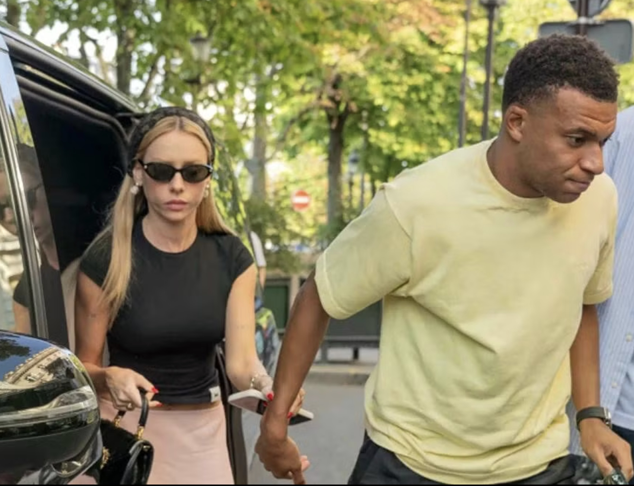 Mbappe và nữ diễn đi mua sắm (Ảnh: Backgrid)