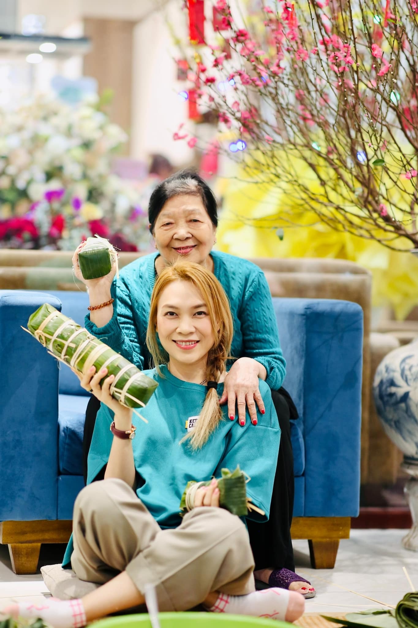 Bên trong ngôi nhà có nội thất cơ bản, gây chú ý là không khí ấm cúng và trang trí bắt mắt mỗi khi xuân về