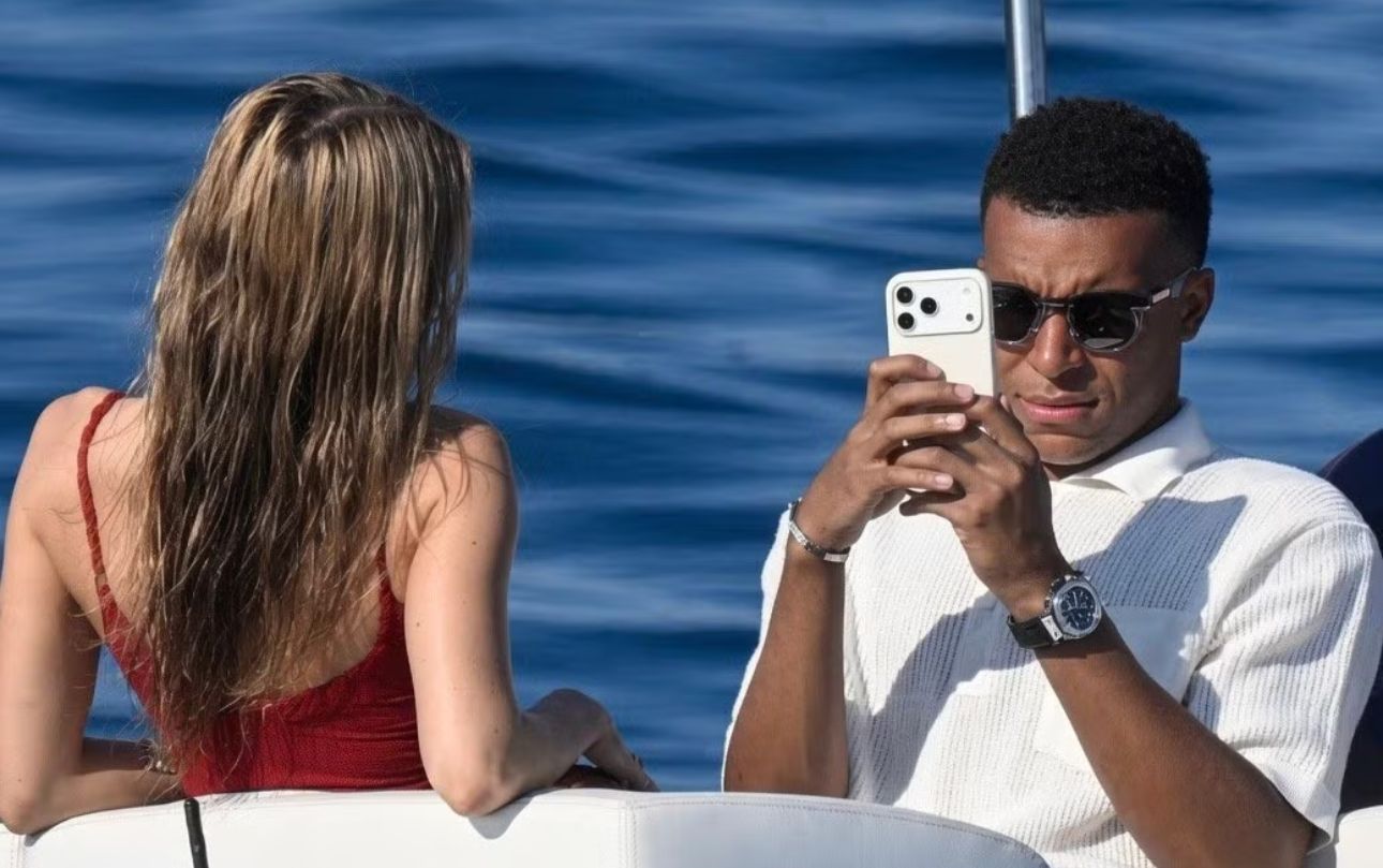 Mbappe chụp ảnh cho bạn gái (Ảnh: Just Jared)