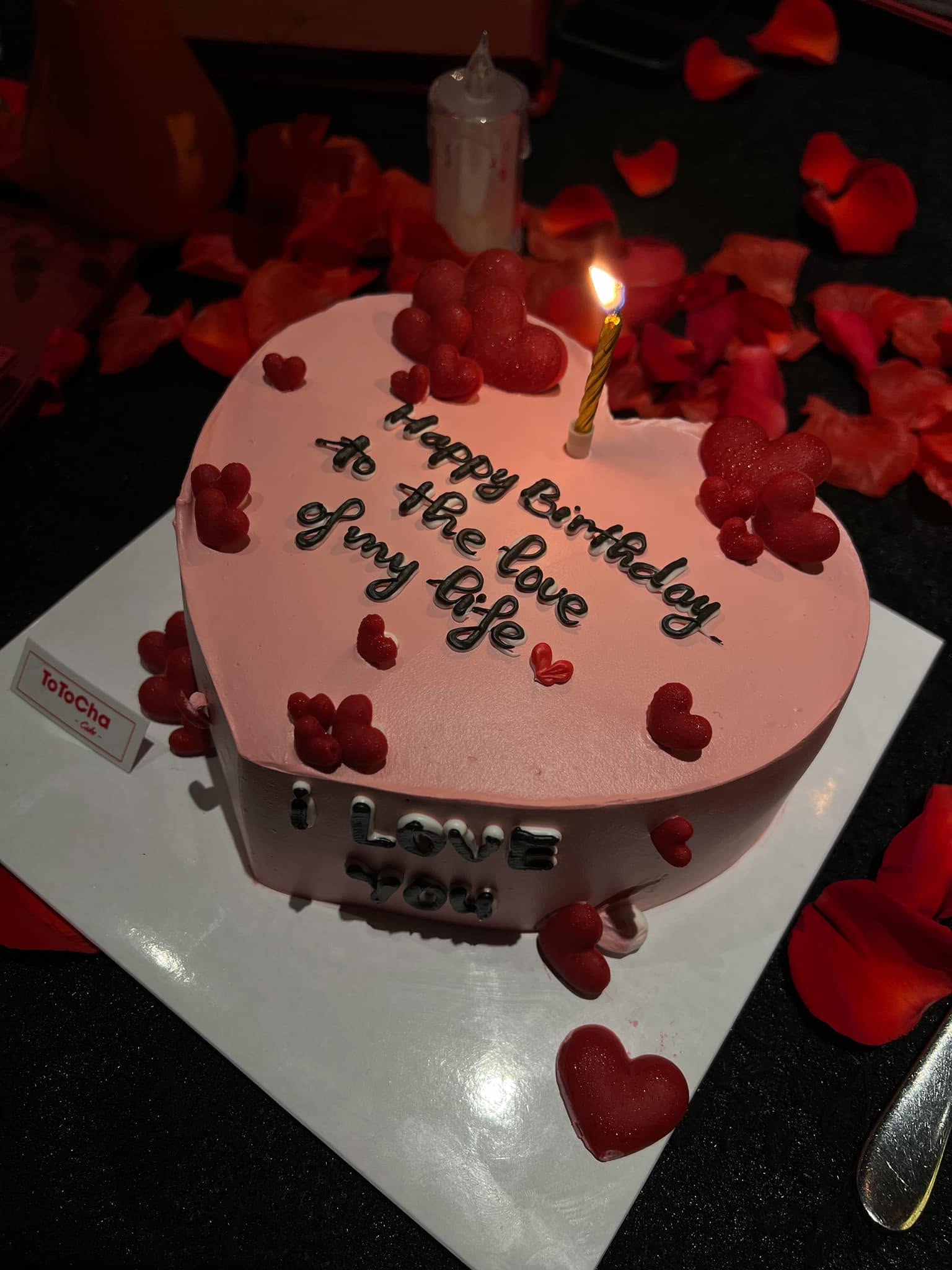Thư Đan Nguyễn đáp trả rằng nếu cô muốn giấu sự độc thân đã không đăng tải thêm chiếc bánh sinh nhật với dòng chữ tình cảm. Ngoài ra nữ diễn viên khẳng định khi xoá dòng chữ trên bó hoa đã có trao đổi với chồng cũ