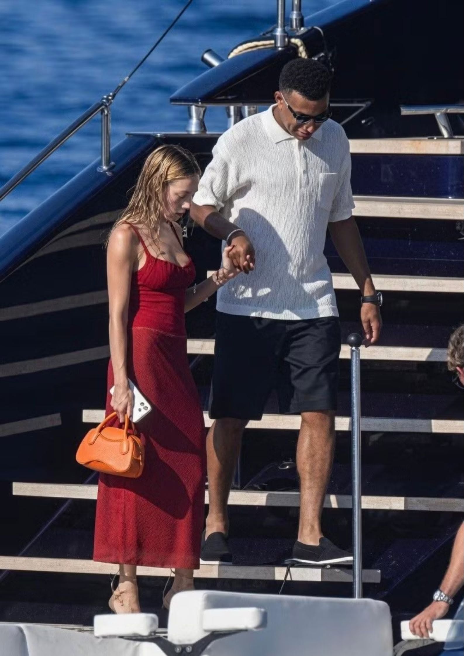 Mbappe chu đáo đỡ tay bạn gái (Ảnh: Just Jared)