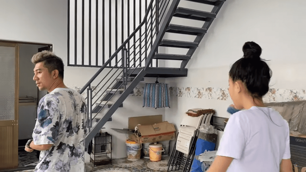 Có thể thấy vật liệu và đồ dùng ở một tầng đang ngổn ngang