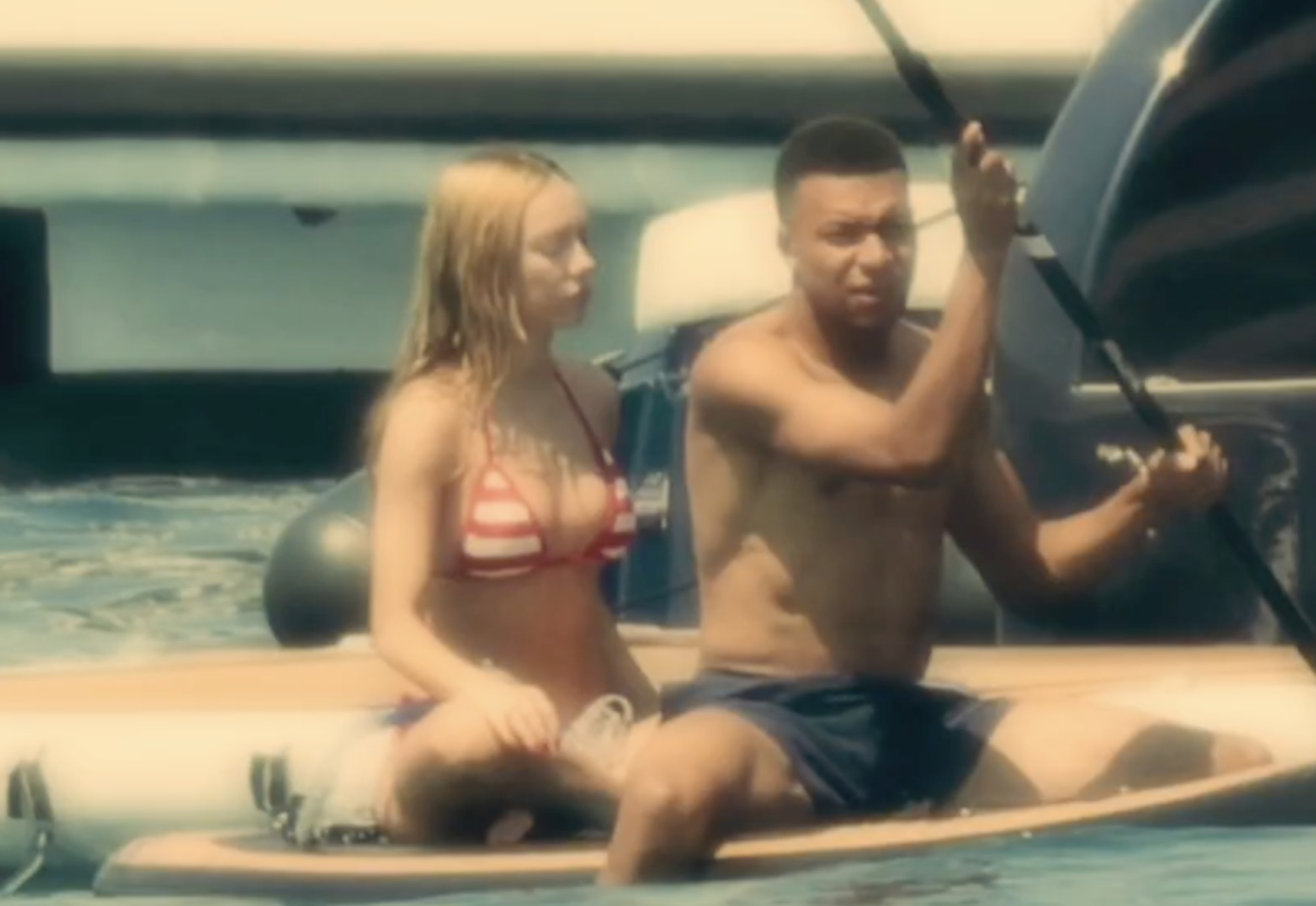 Mbappe và bạn gái tận hưởng kỳ nghỉ (Ảnh: Just Jared)