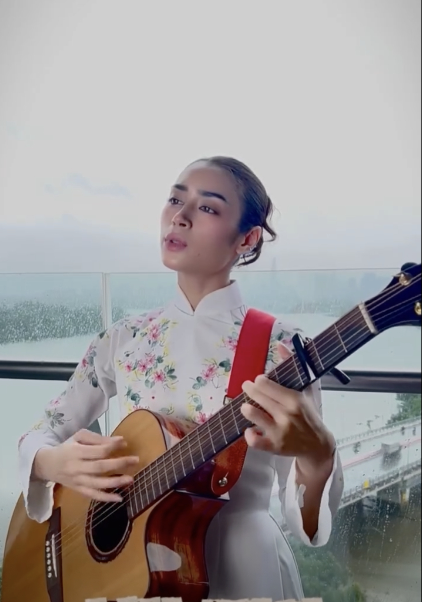 Căn nhà của Emoura Phạm có view nhìn thẳng ra sông, không gian thoáng mát