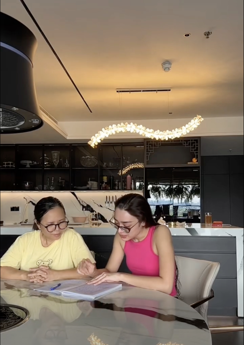 Bàn ăn đặt cạnh bếp là không gian sinh hoạt chung cho gia đình Emoura Phạm