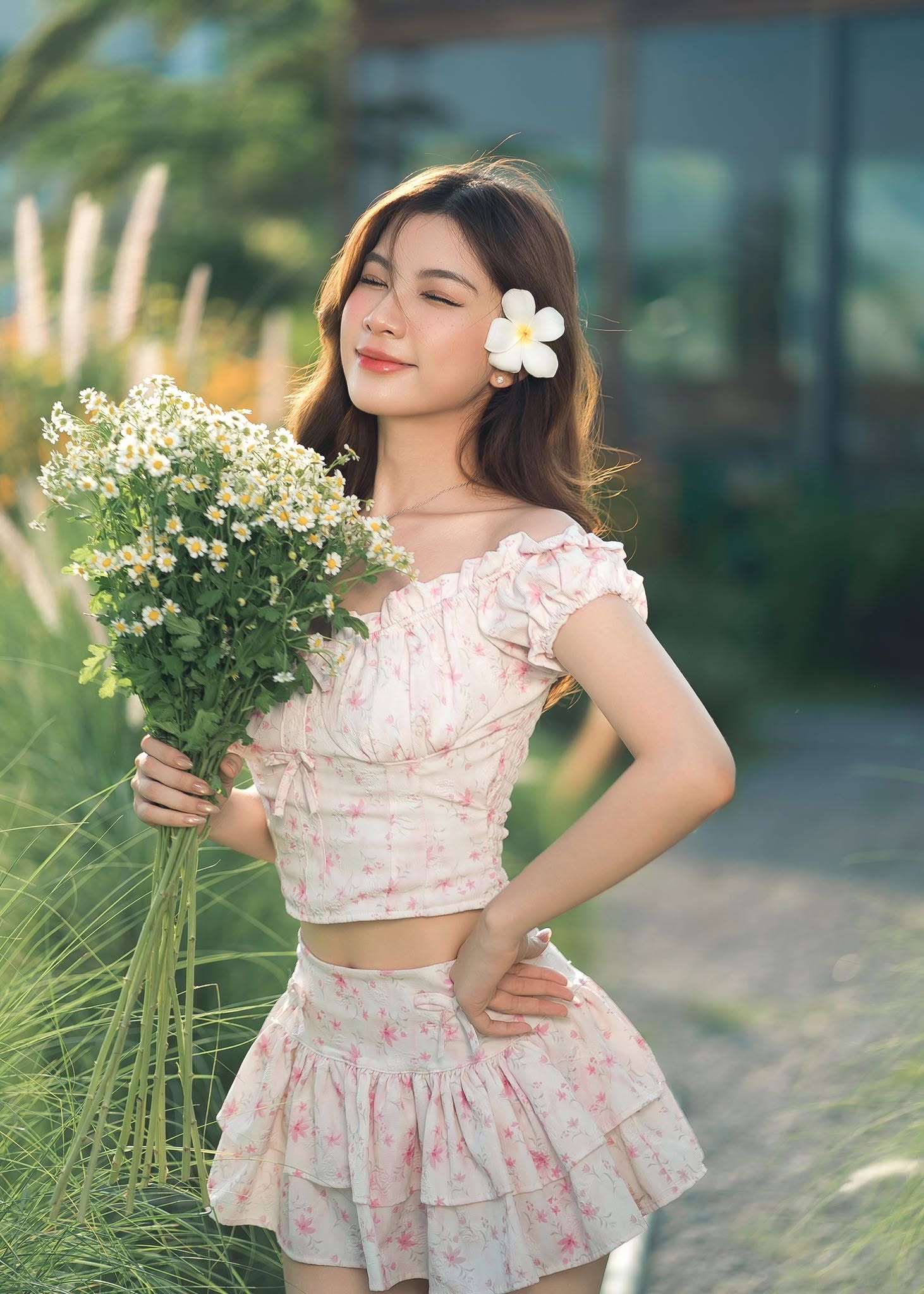 Kim Ngọc có vóc dáng nuột nà, vòng eo bé xíu