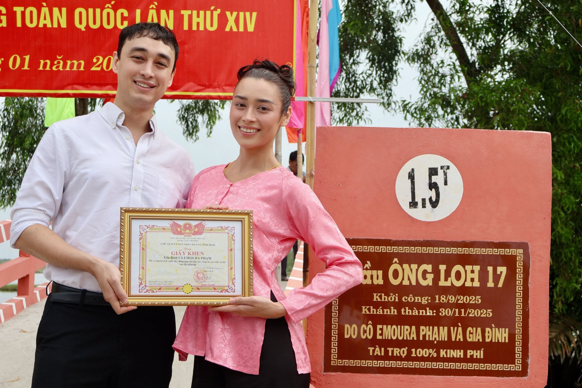 Gia đình cô tài trợ 100% kinh phí, xây được 18 cây ở nhiều địa phương