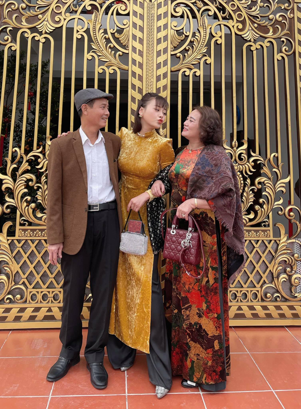 Cổng chính màu vàng đồng cỡ lớn đủ thấy sự bề thế của căn nhà