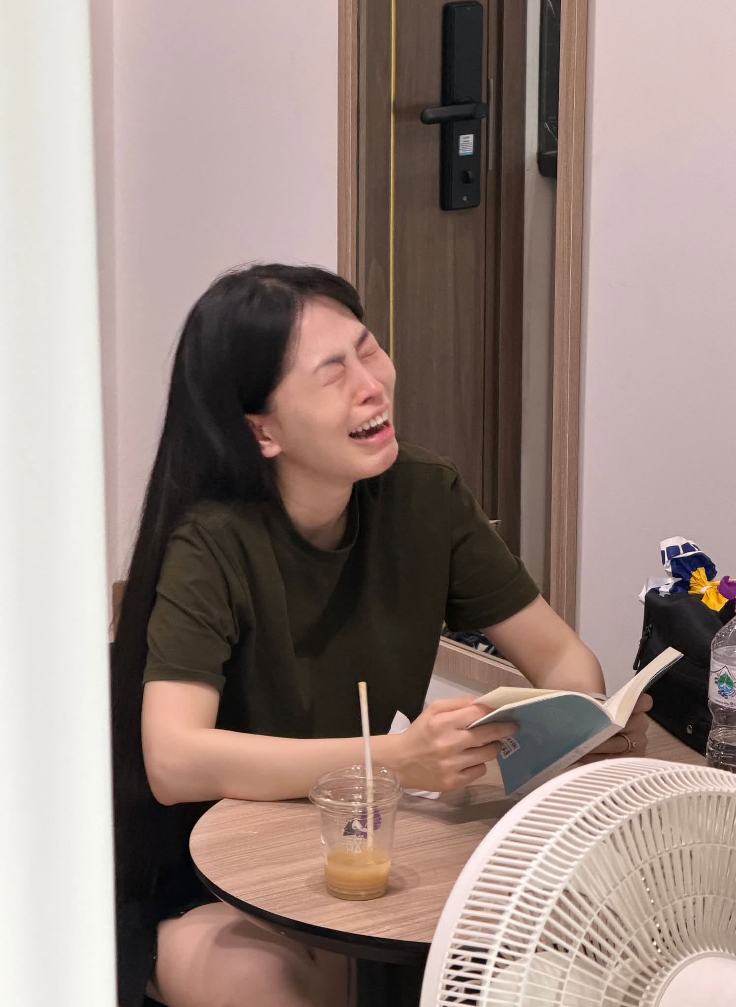 Phương Nga xô tới sách là nức nở và Bình An không thể bỏ qua thời cơ