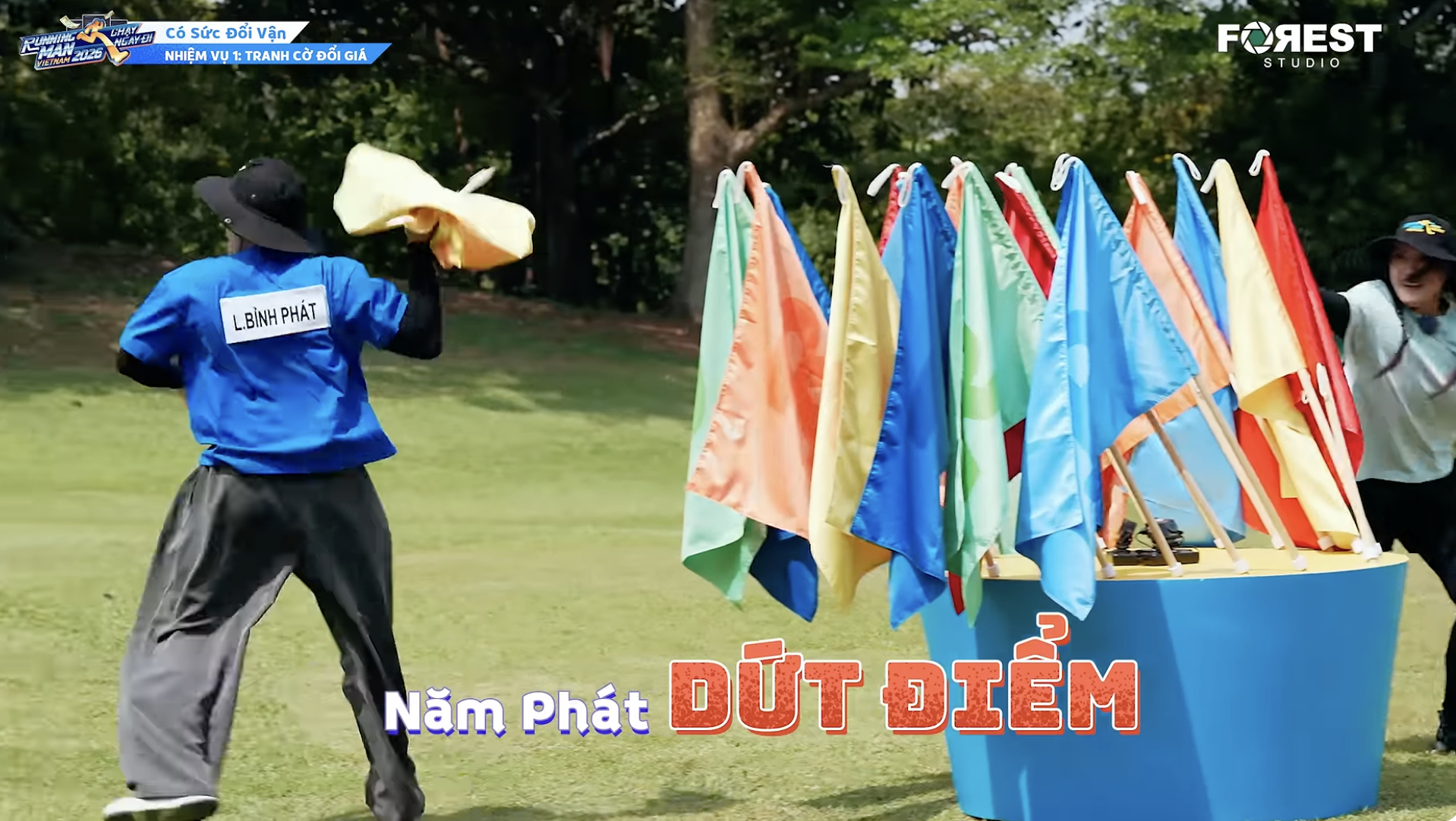 Những màu sắc của lá cờ hao hao nhau khiến Trấn Thành gặp khổ sở 