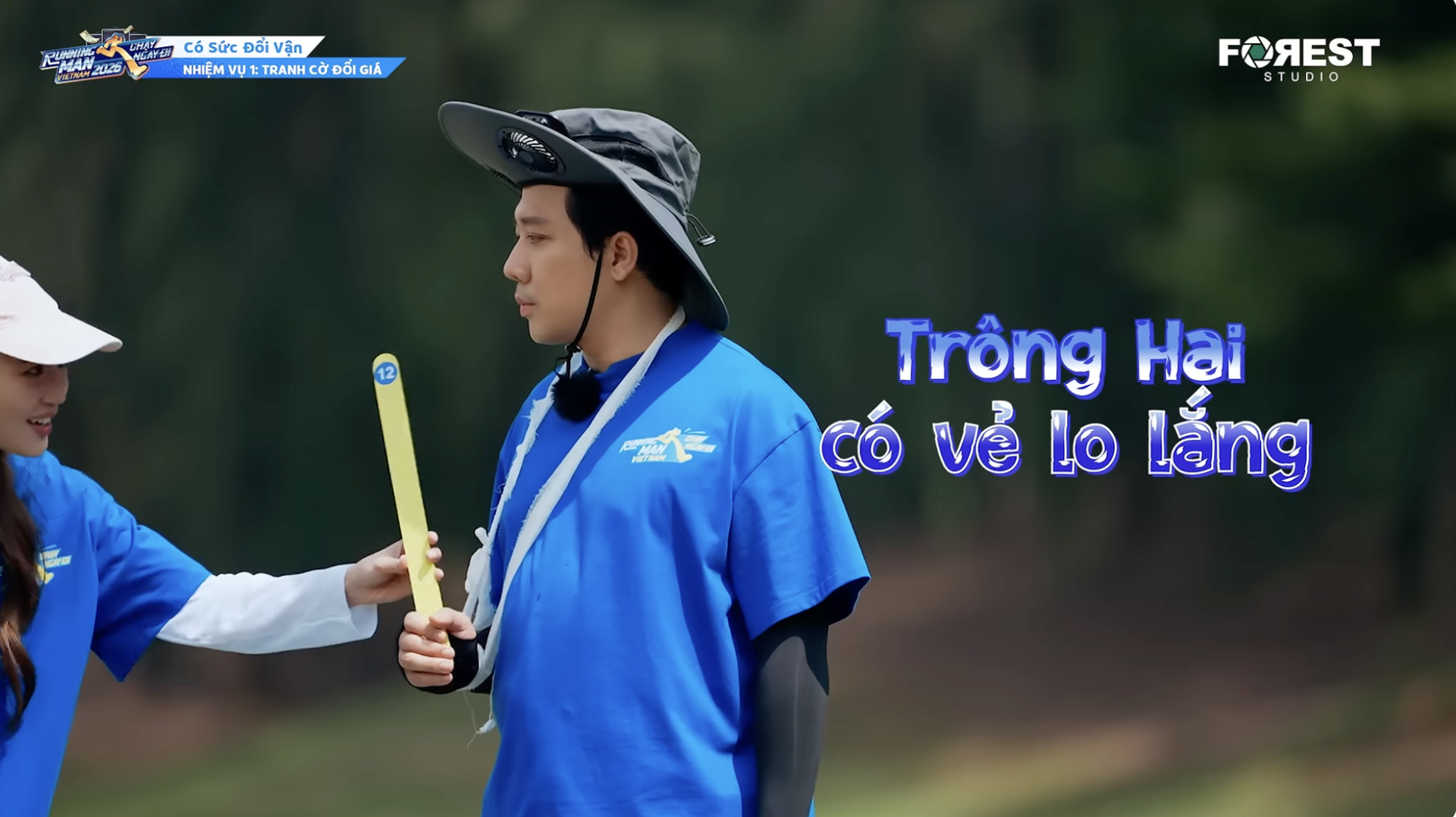 Nam MC lo lắng khi thử thách phải chọn những lá cờ màu khác nhau 