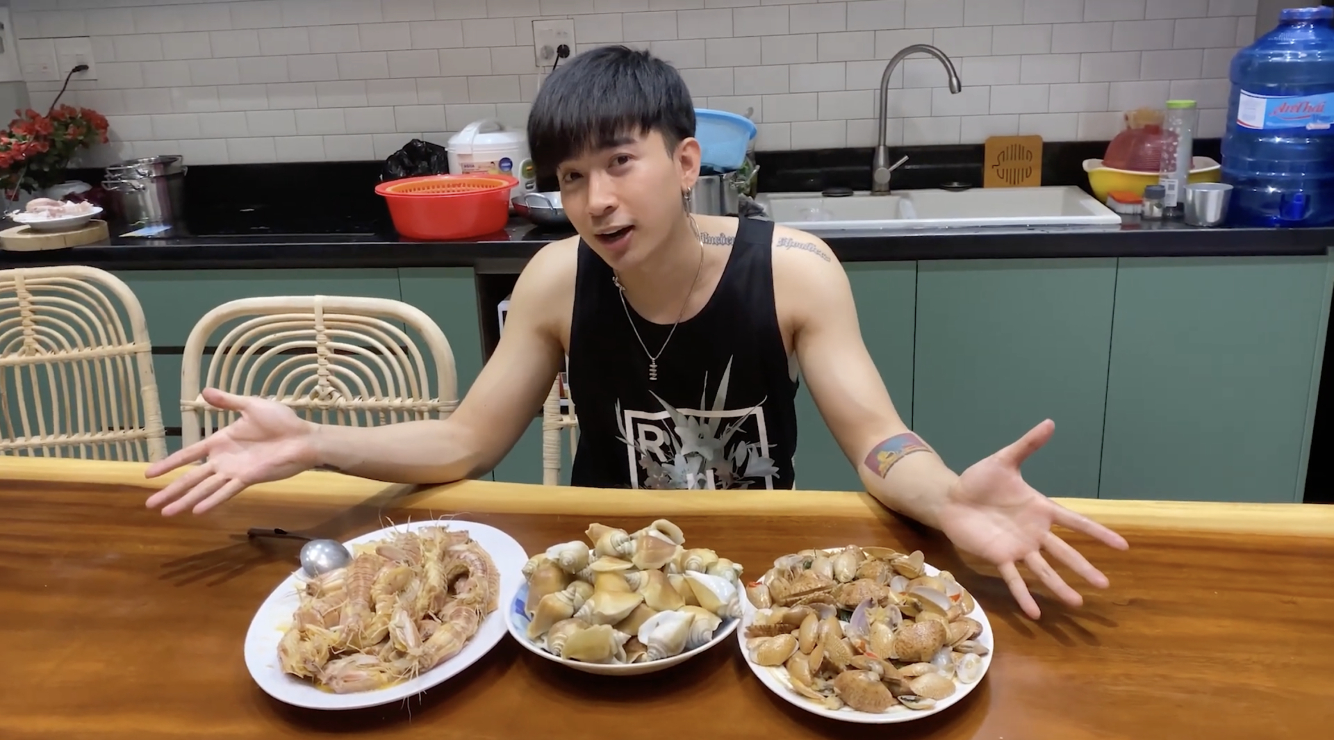 Cơ ngơi ở quê là nơi sinh hoạt của người thân nam ca sĩ
