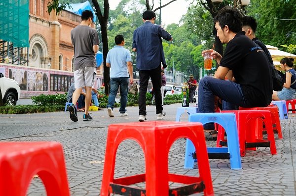 Vì sao khách Tây đến Việt Nam lại mê ngồi ghế nhựa?