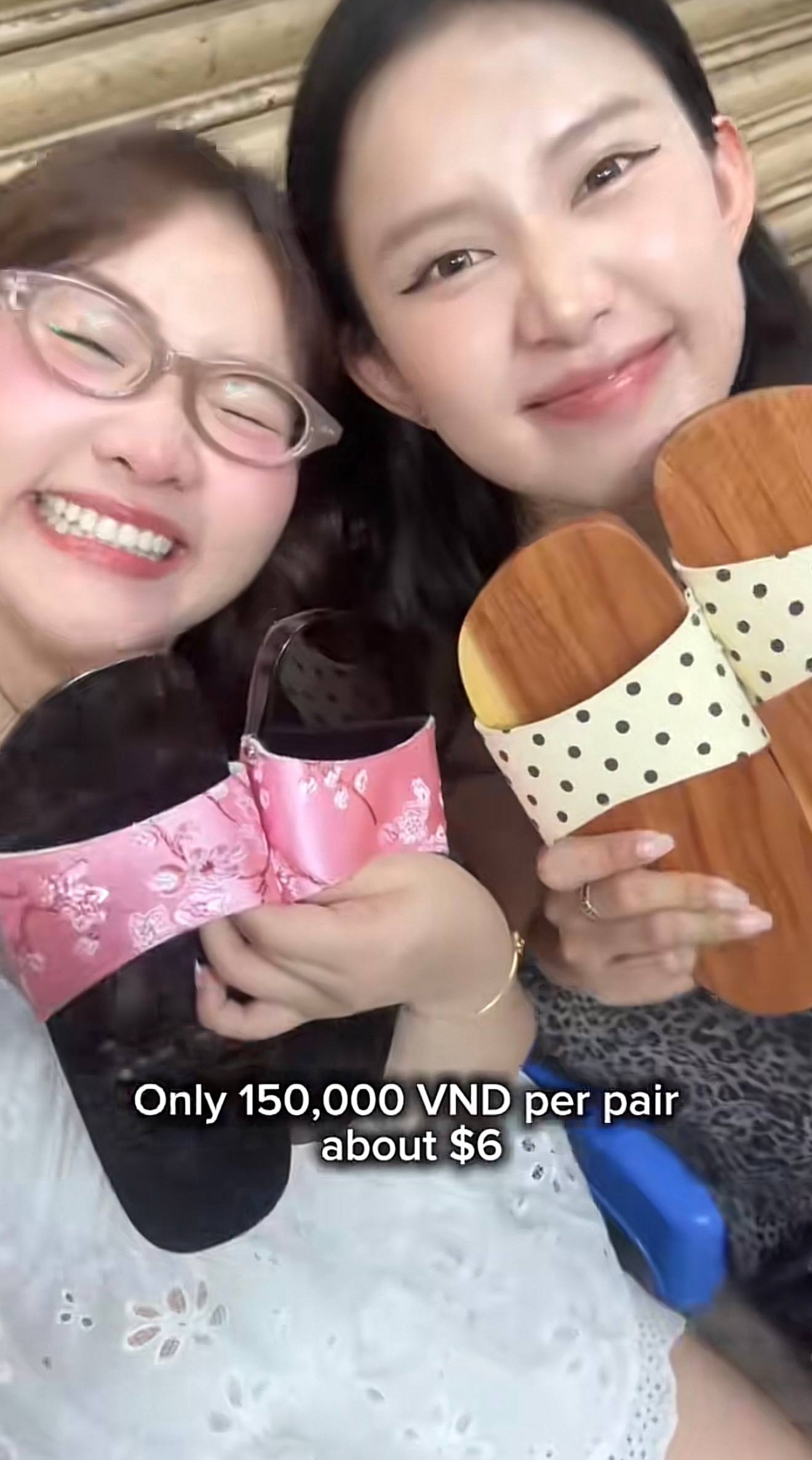 Vì sao khách Tây lại thích đi guốc mộc Việt Nam?