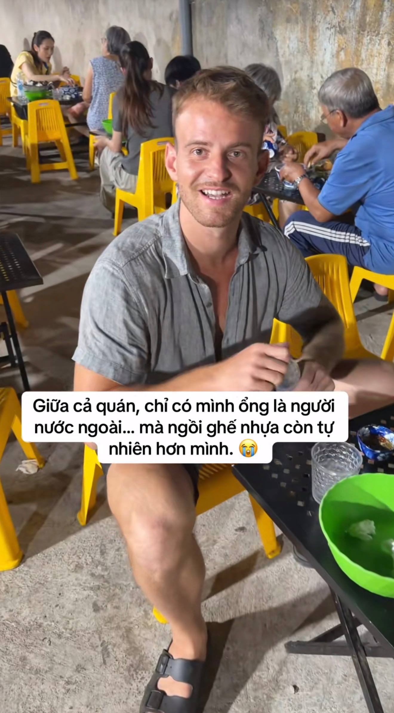 Vì sao khách Tây đến Việt Nam lại mê ngồi ghế nhựa?