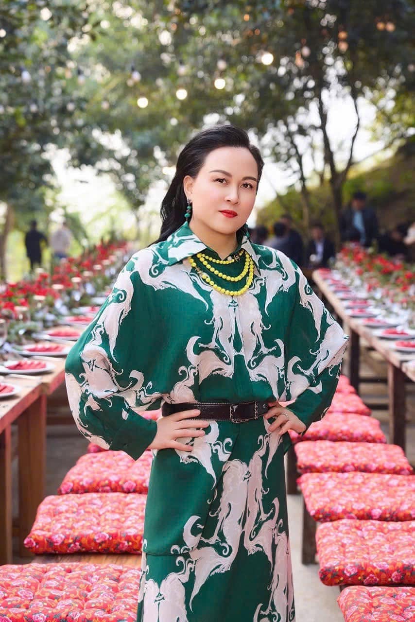 Nữ doanh nhân tham gia nhiều sự kiện showbiz, có mối quan hệ thân thiết với giới nghệ sĩ