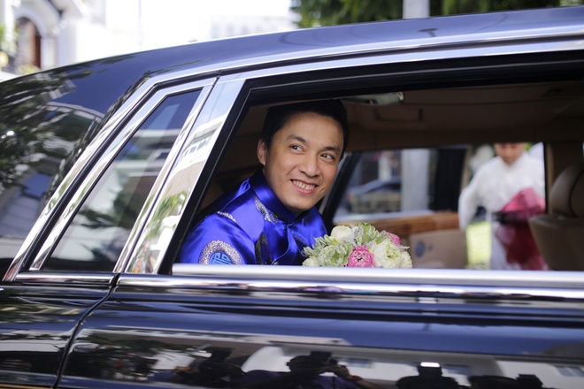 Lam Trường ngồi xe Rolls-Royce rước dâu