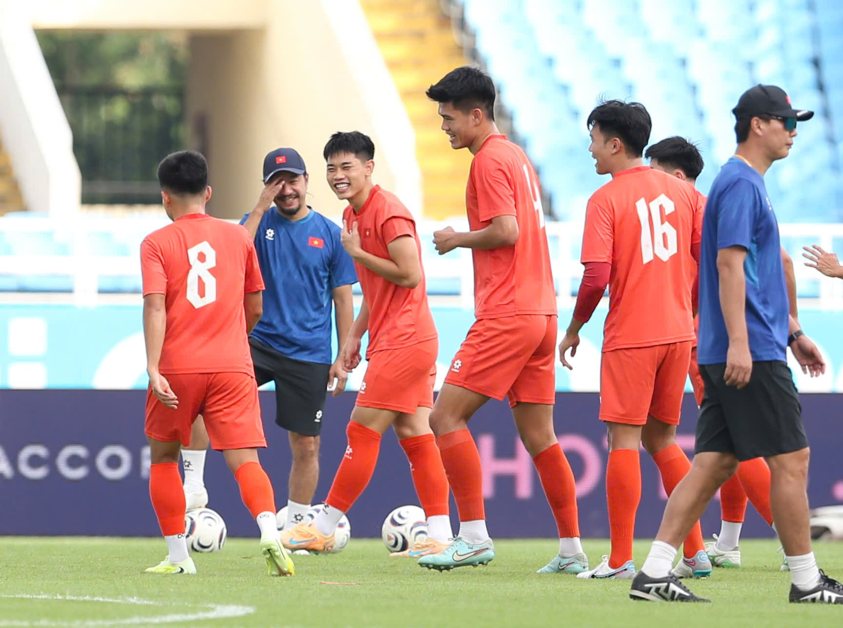 Dù không khí tập luyện diễn ra tích cực, HLV Kim Sang-sik vẫn phải đối mặt với nỗi lo nhân sự khi nhiều gương mặt quan trọng bất ngờ vắng mặt