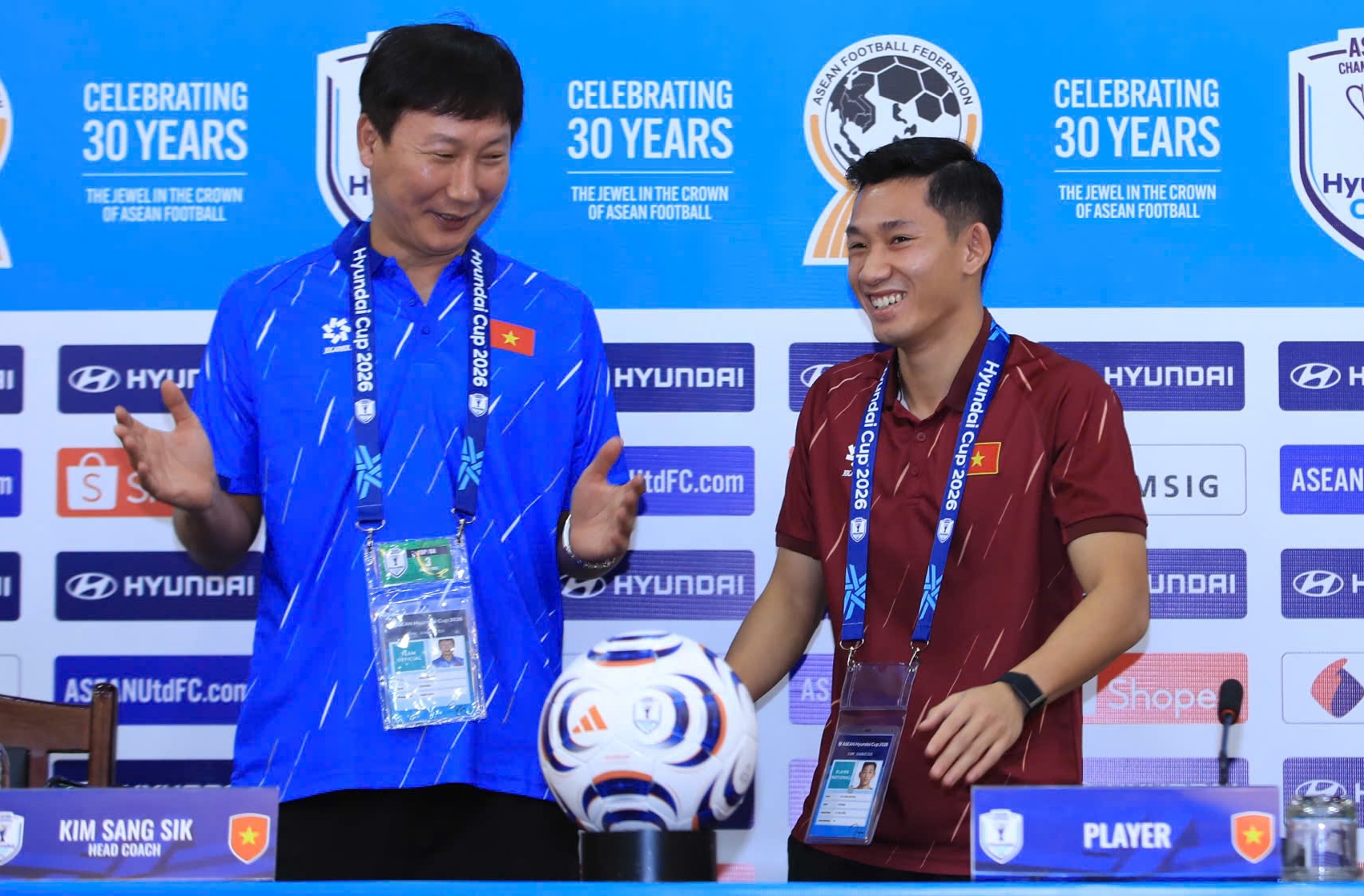 HLV Kim Sang-sik cover màn ăn mừng khiến Hai Long ngượng ngùng (Ảnh: HĐ)