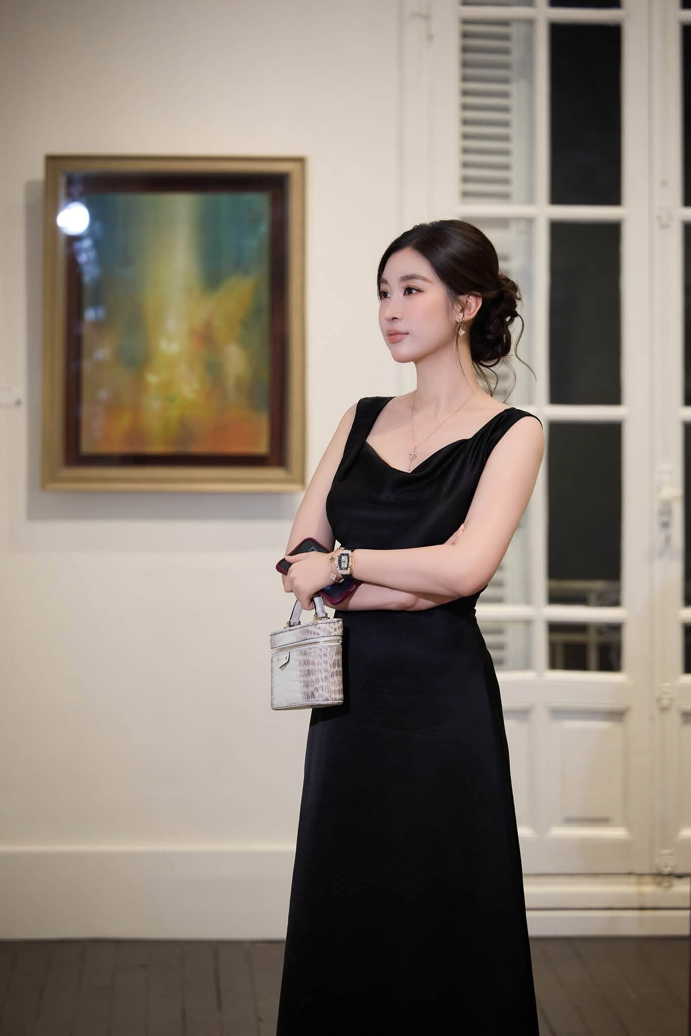 Nàng hậu mang túi hiệu, đồng hồ đắt đỏ đến sự kiện