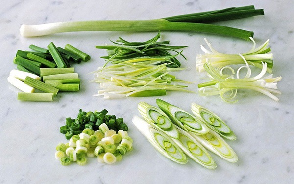 Vì sao đồ ăn Việt hầu như món nào cũng có hành lá?