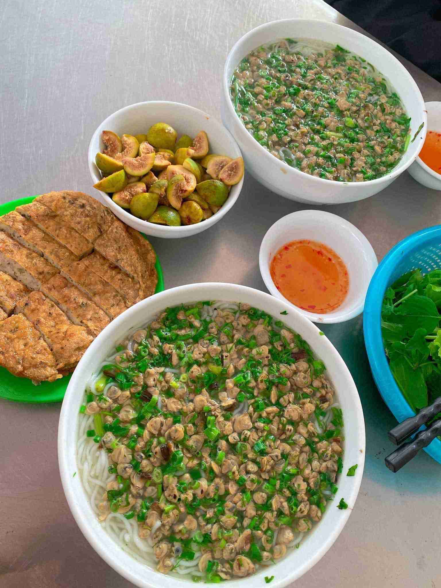 Vì sao đồ ăn Việt hầu như món nào cũng có hành lá?