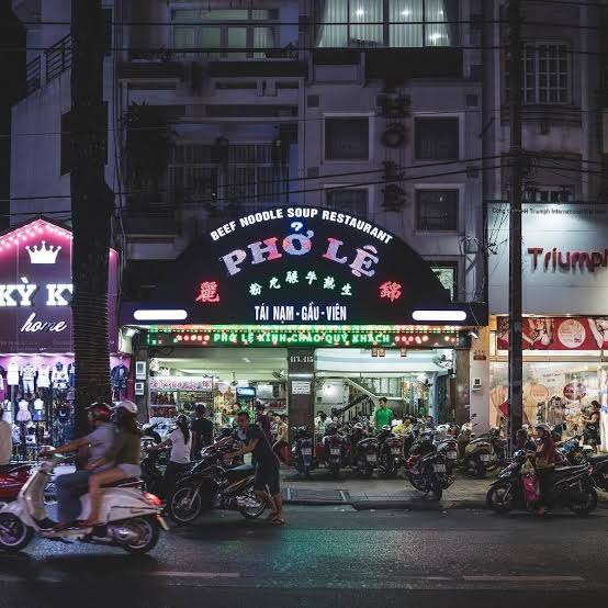 Vì sao phở Hà Nội hay bán hết trước giờ trưa?