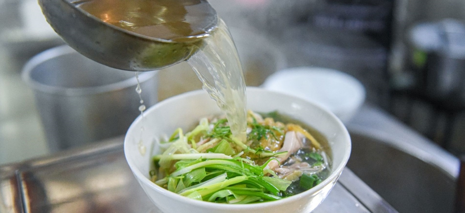 Vì sao phở Hà Nội hay bán hết trước giờ trưa?