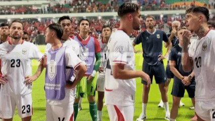 Cầu thủ Indonesia tranh cãi với CĐV (Ảnh: eBola Sport)