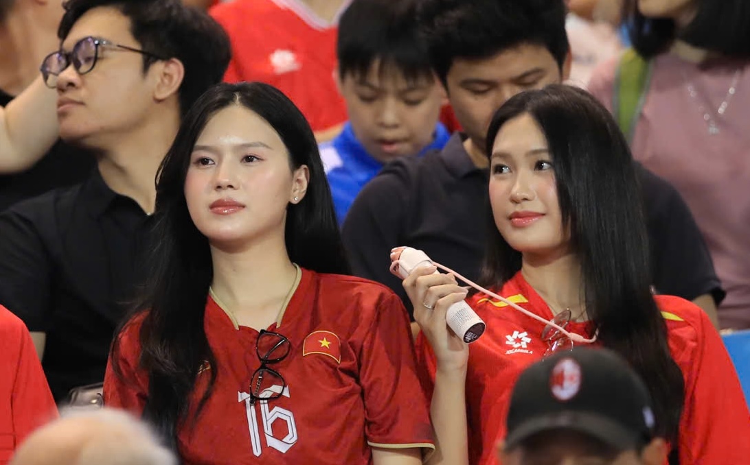 Doãn Hải My - vợ Văn Hậu khoe visual ngọt ngào nhưng nàng WAG Ngô Tố Uyên - vợ Thành Chung mới chiếm trọn spotlight. Tố Uyên được các ống kính truyền thông đặc biệt quan tâm nhờ nhan sắc tự nhiên trắng nổi bật
