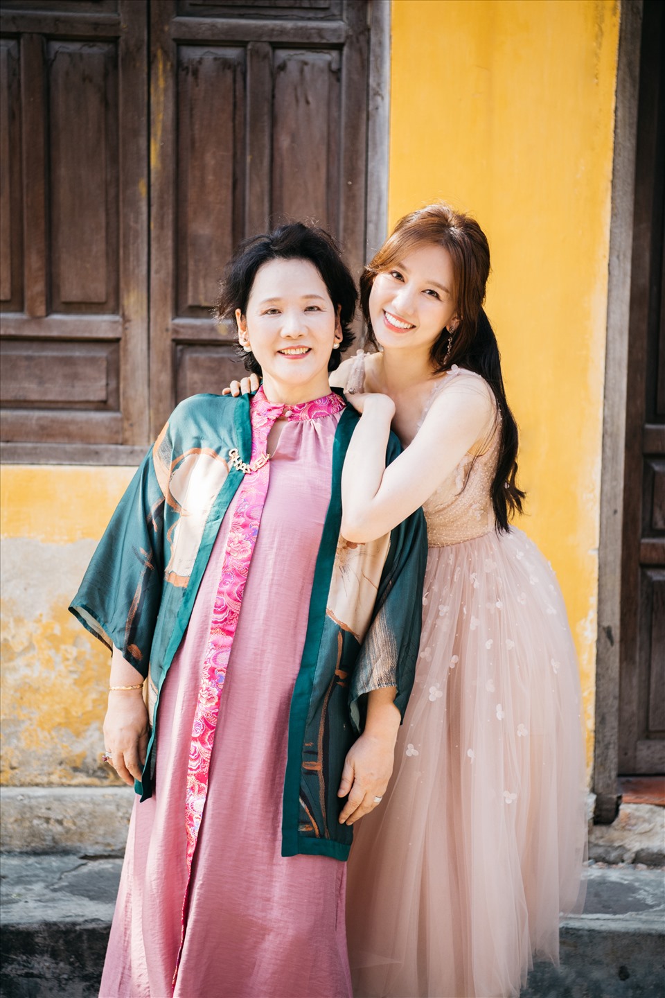 Hari Won sinh ra trong gia đình có mẹ là người Hàn Quốc còn bố là người Việt