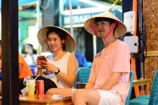 Vì sao khách Tây đến Việt Nam là phải thuê xe máy còn khách Hàn, Nhật thì không?