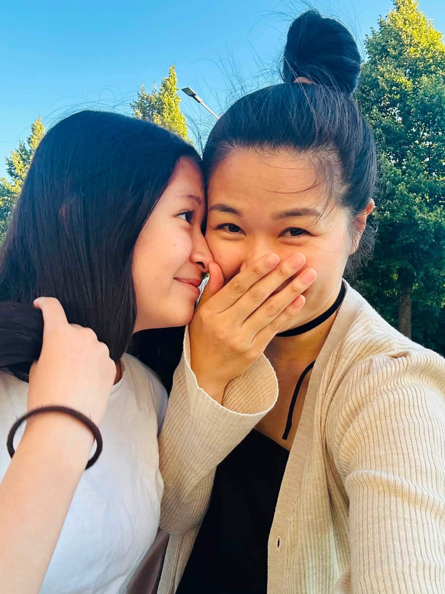 Thỉnh thoảng, Mạc Anh Thư vẫn đưa con gái về Việt Nam thăm người thân