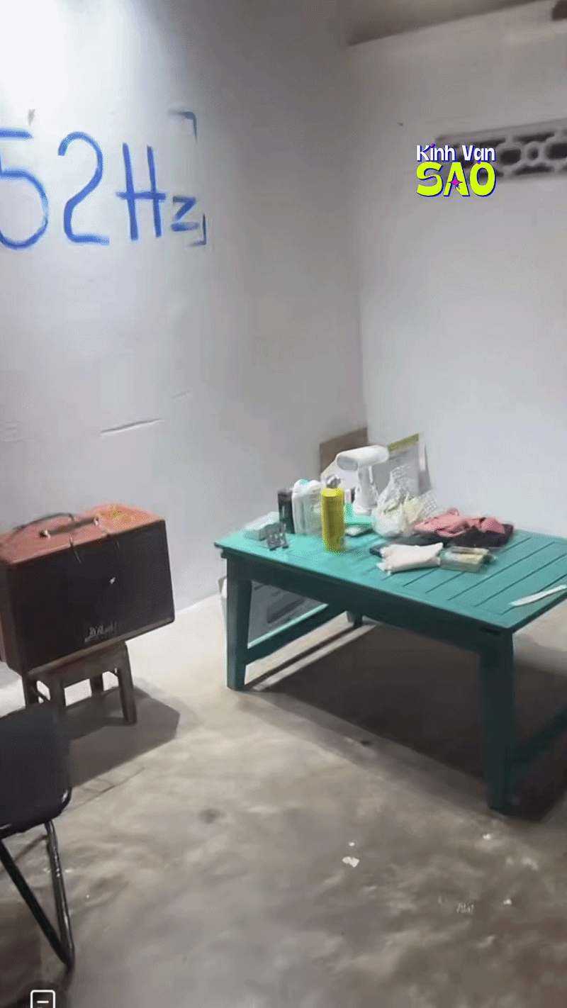 Vào trong phòng khách chỉ có một bàn nhỏ, là chỗ để các dụng cụ quay clip để bán hàng online của nam diễn viên