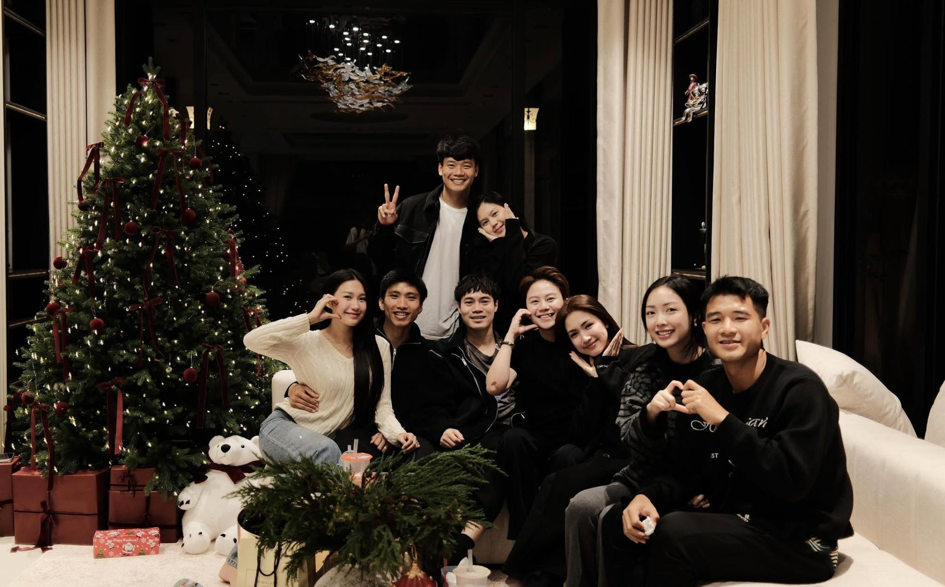 Hội bạn bè từng đến chơi nhà Thành Chung (Ảnh: FB/ Thành Chung)