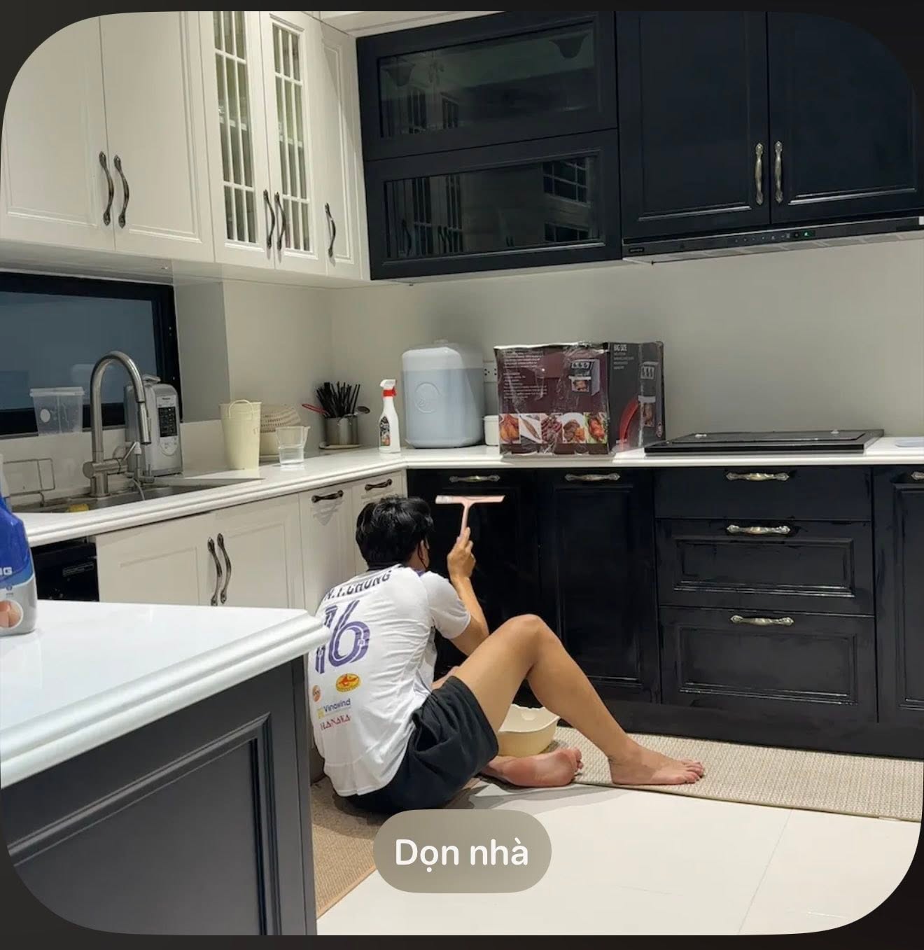 Thành Chung dọn nhà (Ảnh: FB/Tố Uyên)
