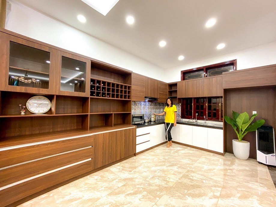 H'Hen Niê tu sửa nhà cho bố mẹ ở quê
