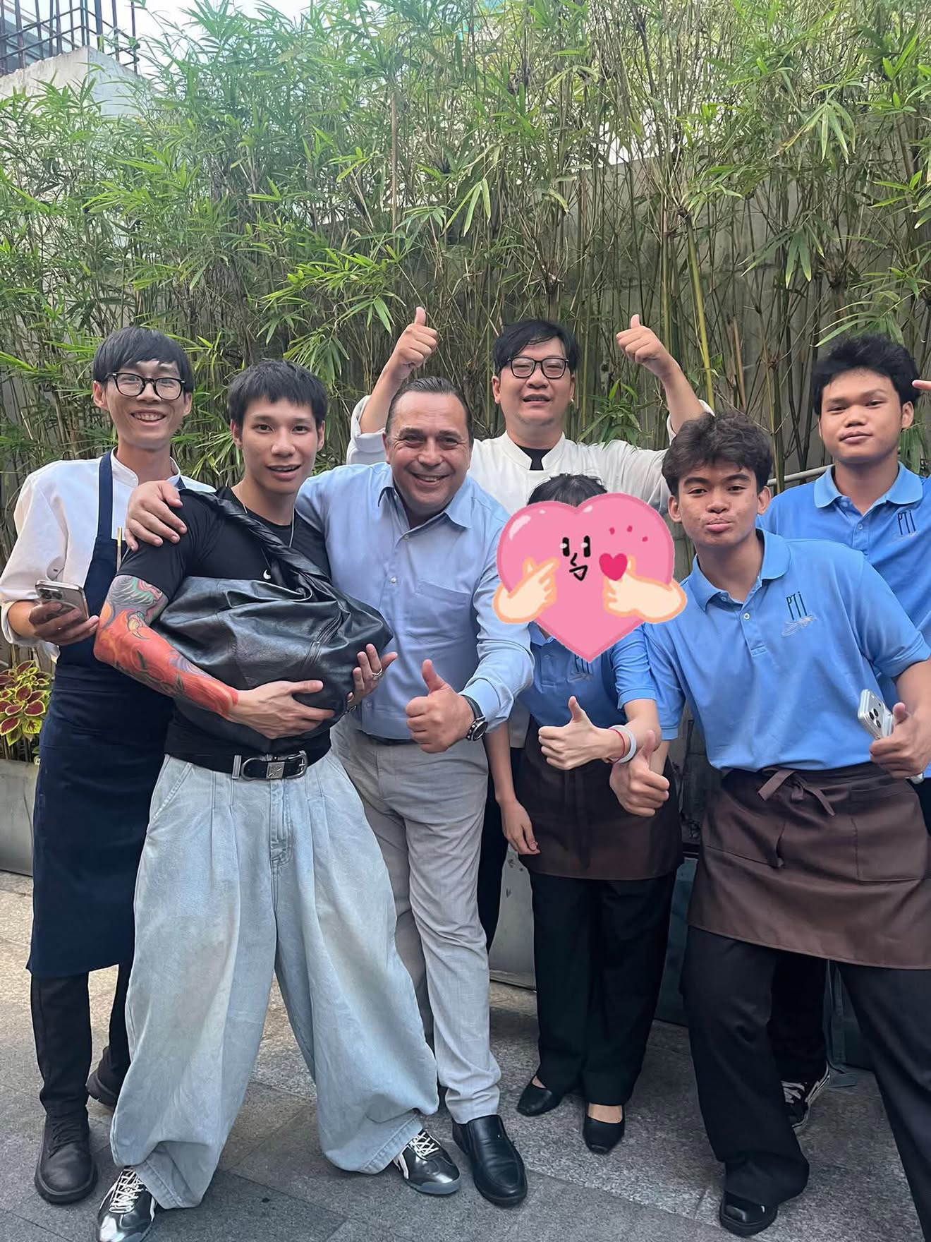 Quán cà phê của Văn Mai Hương ở Thảo Điền: Sân đỗ toàn siêu xe, MCK cũng yêu thích, đông đến mức phải đóng cửa để sắp xếp lại