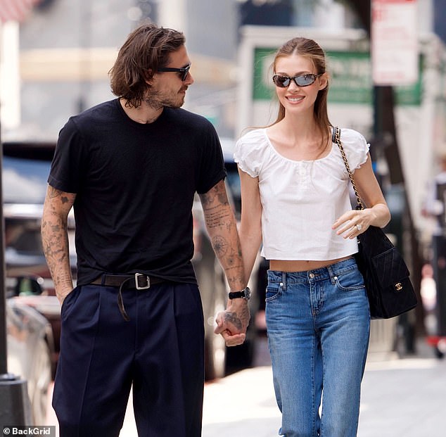 Brooklyn Beckham tay trong tay cùng vợ dạo phố (Ảnh: BackGrid)