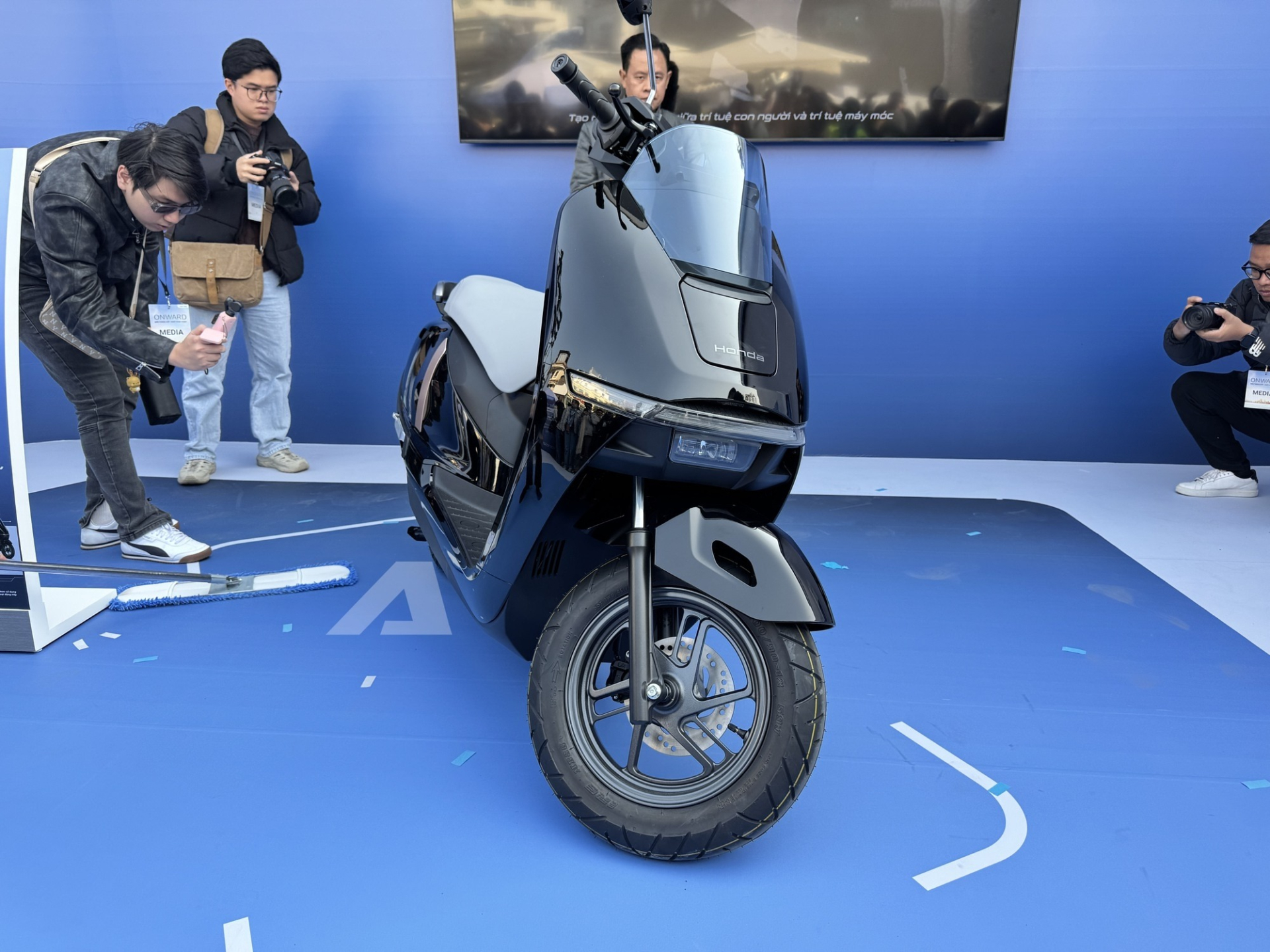 Một chiếc xe máy điện Honda đang khan hàng, đội giá hàng triệu đồng tại đại lý